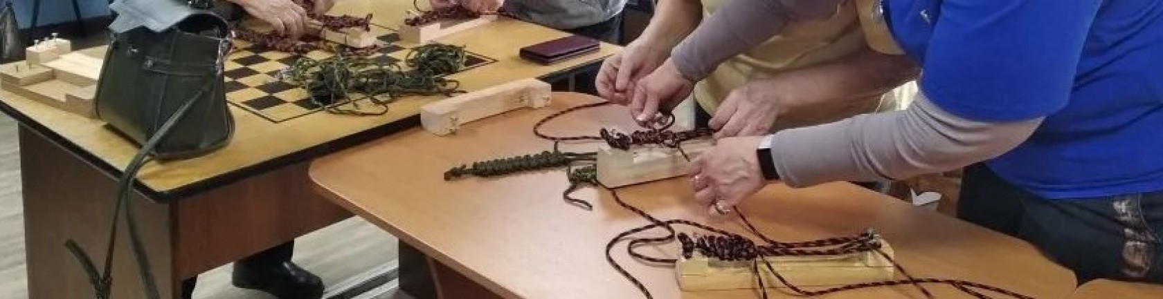 Мастер-класс по плетению браслетов выживания провели общественницы накануне Дня Победы